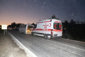 &Ouml;ğrenci servisi kaza yaptı: 8 yaralı