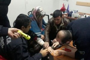 Parmağına sıkışan y&uuml;z&uuml;ğ&uuml; itfaiyeciler keserek &ccedil;ıkardı