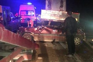 TIR'a arkadan &ccedil;arptı: 4 yaralı