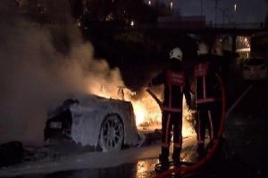 Feci kazada l&uuml;ks otomobil alev alev yandı: 4 yaralı