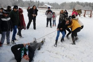 Bursa Uludağ'da kar &uuml;st&uuml;nde nefes kesen yarışma