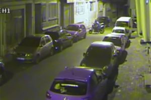 Eğlenerek motosiklet &ccedil;alan hırsız kamerada