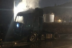 Bursa'da direksiyonu kilitlenen TIR alev alev yandı