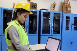 İş&ccedil;iler &ouml;lmesin diye 10 yaşında akıllı baret tasarladı