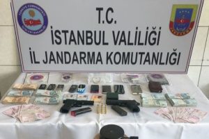 2 milyonluk altını &ccedil;aldılar, jandarmadan ka&ccedil;amadılar