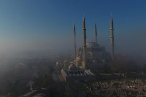Selimiye sis altında b&uuml;y&uuml;l&uuml;yor