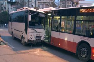 Minib&uuml;s &ouml;nce 2 otomobile sonra otob&uuml;se &ccedil;arptı: 13 yaralı