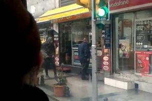 Otob&uuml;s şof&ouml;r&uuml; karnı acıkınca yolcuları bırakıp gitti