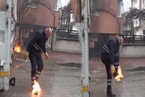 Asfalt &ccedil;alışmasında ayakkabısı alev aldı!