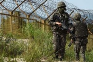 Kuzey Kore askerinin firarı sırasında uyarı ateşi
