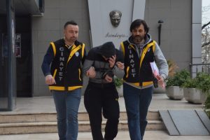 Bursa'da y&uuml;ksek sesle konuşan arkadaşını bı&ccedil;akladı!
