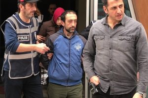 Eve aldığı sevgilisine, uyuyan kocasını &ouml;ld&uuml;rtt&uuml;