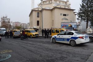 Otomobil taksi durağına daldı