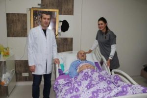 100 yaşında, mesanesinden 136 taş &ccedil;ıktı