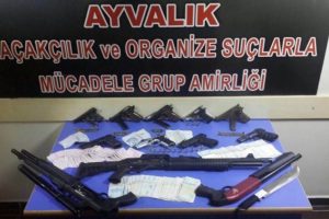 Balıkesir Ayvalık merkezli su&ccedil; &ouml;rg&uuml;t&uuml; operasyonunda 18 tutuklama