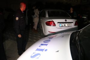 Polislerin 'dur' ihtarına uymayan s&uuml;r&uuml;c&uuml; ortalığı ayağa kaldırdı