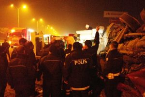 Kontrolden &ccedil;ıkan tır n&ouml;bet tutan polislerin arasına daldı