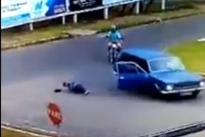 Adam otomobilden b&ouml;yle d&uuml;şt&uuml;