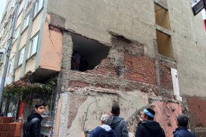 Bursa'da az daha apartmanı yıkıyordu