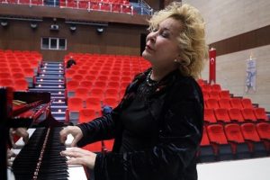 'Annemin piyano, babamın keman sesleriyle b&uuml;y&uuml;d&uuml;m'
