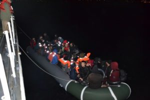 51 ka&ccedil;ak g&ouml;&ccedil;men yakalandı