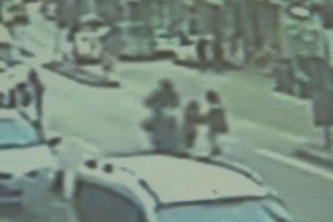 Bursa'da motosikletin &ccedil;arptığı &ccedil;ocuk havaya fırladı!