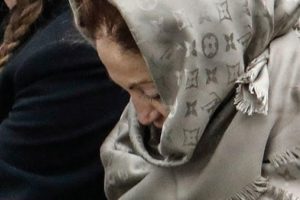 Berna Yılmaz oğlunun mezarında g&ouml;zyaşlarını tutamadı