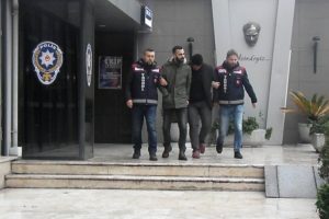 Bursa'da dolandırdıkları paralarla ka&ccedil;arken yakalandılar