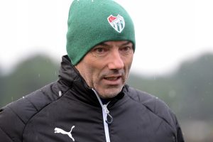 Bursaspor Teknik Direkt&ouml;r&uuml; Le Guen'den taraftarlara &ccedil;ağrı