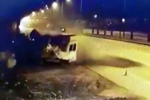 Tırın polis kul&uuml;besine &ccedil;arptığı kaza kamerada