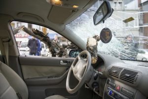 Ankara'da otomobilin &uuml;st&uuml;ne ağa&ccedil; devrildi: 1 yaralı