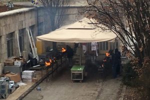 Meclis bah&ccedil;esinde mangal partisi