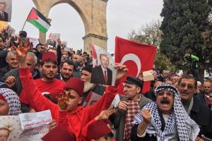 Bursalı vatandaşlardan Mescid-i Aksa'da T&uuml;rk Bayraklarıyla kutlama
