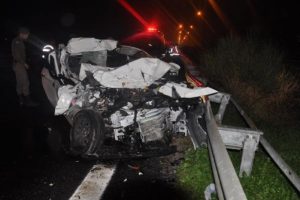 Aydın-İzmir otoyolunda feci kaza: 3 &ouml;l&uuml;, 1 yaralı