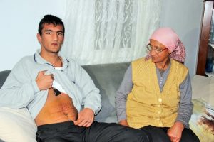Zihinsel engelli genci &ouml;ld&uuml;resiye d&ouml;vd&uuml;ler