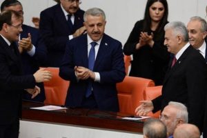 AK Partili vekiller Yıldırım'ı ayakta alkışladı