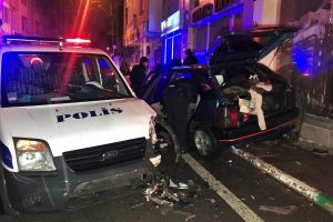 Bursa'da polisin 'Dur' ihtarına uymayan ş&uuml;pheli, ekip otosuna &ccedil;arptı