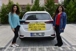 Otomobilinin arkasına bu yazıyı astı, dikkat &ccedil;ekti
