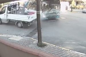 Kamyonetle belediye otob&uuml;s&uuml; b&ouml;yle &ccedil;arpıştı