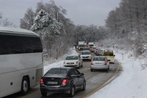Bursa Uludağ'da kar y&uuml;z&uuml;nden yol kapandı, kuyruklar oluştu