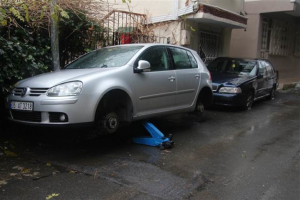 Ara&ccedil;ların lastiklerini bı&ccedil;akladı, kayıplara karıştı