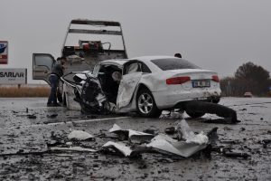 Feci trafik kazası: 2 &ouml;l&uuml;, 2 yaralı