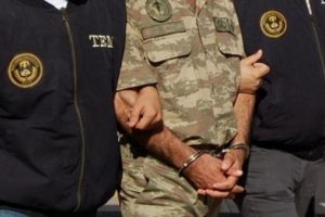 8 r&uuml;tbeli asker tutuklandı