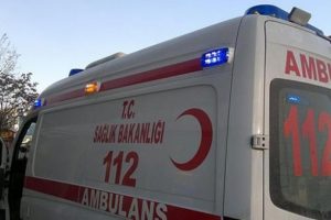 Ambulansta sağlık &ccedil;alışanlarına 'tepe lambası' dayağı! Bebeği naklederken...