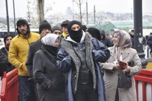 Yağmur, soğuk engelleyemedi... Metrelerce kuyruk!