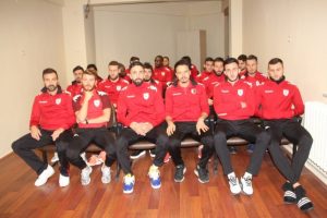 Futbolcular y&ouml;netime ateş p&uuml;sk&uuml;rd&uuml;
