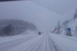 Bursa'da dağ y&ouml;resinde kar trafiği aksatıyor!