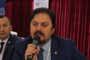 Bursa Barosu Başkanı Altun: Avukata bı&ccedil;aklı saldırı davası adliye &ccedil;ay bah&ccedil;esinde g&ouml;r&uuml;l&uuml;yor