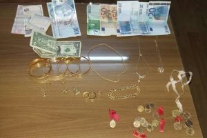 Evin kızı altınları &ccedil;alıp erkek arkadaşına verdi