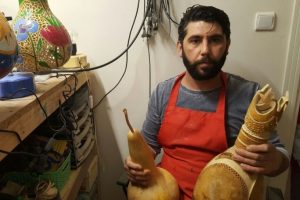 Su kabağı onun elinde sanat eserine d&ouml;n&uuml;ş&uuml;yor